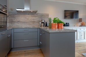 Fridge, oven, stovetop, dishwasher