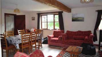 Smart-tv, pejs, dvd-afspiller, bøger