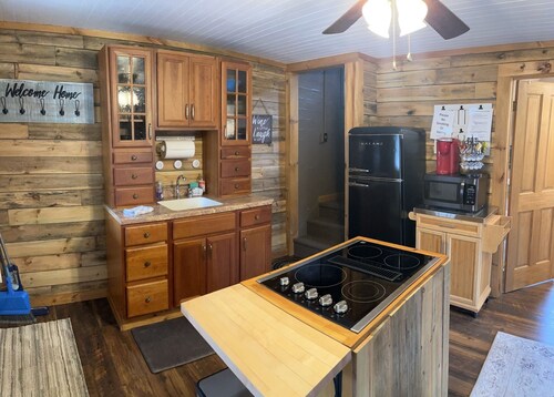 Cozy Couples Farmhouse Cottage- Minutes walk from Swain Ski Resort