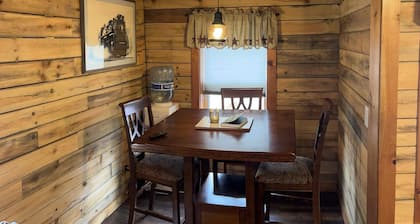 Cozy Couples Farmhouse Cottage- Minutes walk from Swain Ski Resort