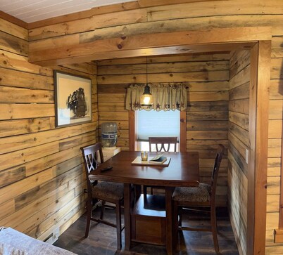 Cozy Couples Farmhouse Cottage- Minutes walk from Swain Ski Resort