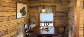 Cozy Couples Farmhouse Cottage- Minutes walk from Swain Ski Resort