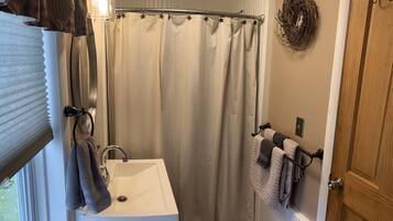 淋浴设施、吹风机、毛巾、肥皂