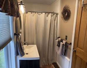 Regadera, secadora de cabello, toallas, jabón 