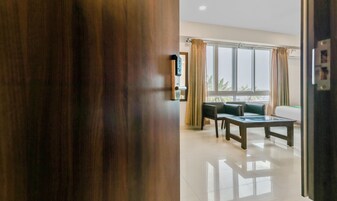 Escritorio y tabla de planchar con plancha 