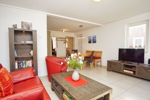 TV, fireplace, stereo - Vacation home Wellenläufer - beautiful vacation home with fireplace, garden and infrared sauna (Glowe)