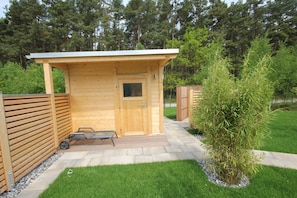 Une cabane en bois avec une porte et un petit espace porche.