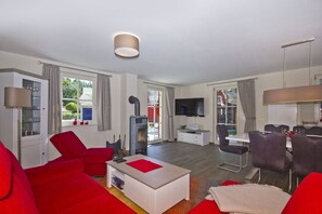 Televisie, een open haard, een dvd-speler en een stereo