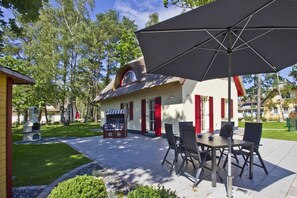 Outdoor dining - Haus Ostseesonne - close to the beach, quiet location, own sauna, beautiful garden - (Glowe)