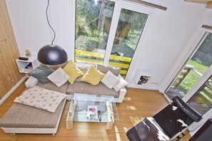 Televisio, takka, DVD-soitin, stereot