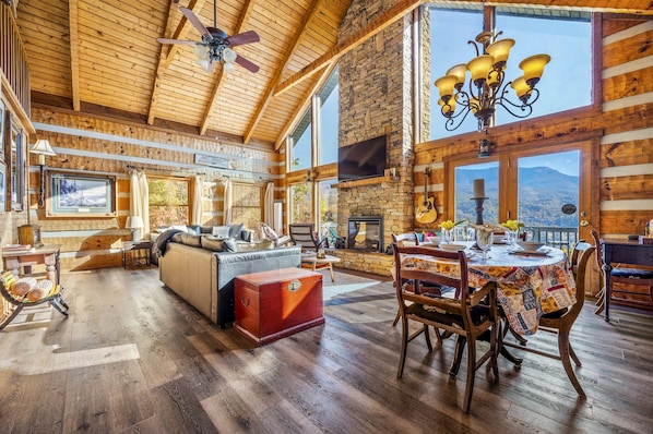 Smart TV, fireplace, video games, books - Secluded Unobstructed Panoramic Mtn View w/ Dual Suites+Loft+ Game Room+Hot Tub (Gatlinburg)