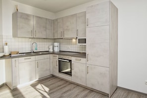 Fridge, microwave, oven, stovetop - 2-room vacation apartment near the harbor with balcony - Hafenhäuser Breege FeWo 05 - (Breege)