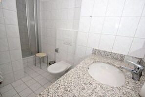 Shower, hair dryer - Apartment near the harbor with balcony and sea view - Hafenhäuser Wiek 07 - (Wiek)