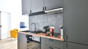コーヒー / ティーメーカー、冷蔵庫、調理器具と食器