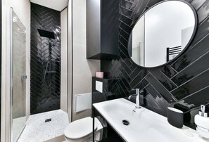 Badewanne, Haartrockner, Handtücher
