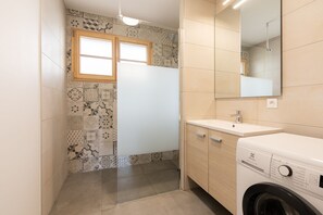 Douche, sèche-cheveux