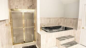 Douche, serviettes fournies, savon, papier toilette