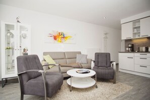 TV, DVD player, stereo - Cozy vacation apartment near the harbor - FeWos am Hochzeitsberg FeWo 10 - FeWos (Breege)