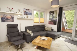 TV, fireplace, stereo - Modern apartment no. 3 with balcony, sauna in the house, garden - Ferienwohnungen am Wald - (Glowe)