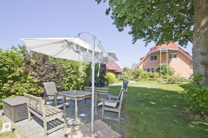 Outdoor dining - Modern apartment no. 4 with balcony, sauna in the house, garden - Ferienwohnungen am Wald - (Glowe)