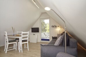 TV, stereo - Modern apartment no. 5 with balcony, sauna in the house, garden - Ferienwohnungen am Wald - (Glowe)