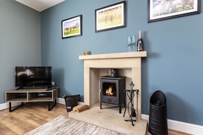 Luxury Cottage, Private Bathroom | Lounge - HC Property - The Hideaway at Watergate Eye (Bishop Auckland)