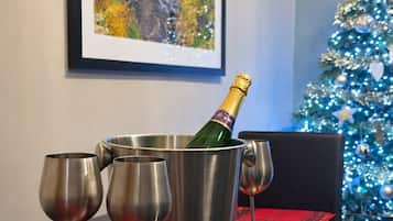 Luxury Cottage, Private Bathroom | Dining