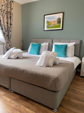 Luxury Cottage, Private Bathroom - HC Property - The Hideaway at Watergate Eye (Bishop Auckland)