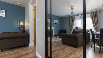Luxury Cottage, Private Bathroom | Lounge