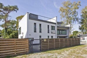 Unclassified image, 3 of 31, button