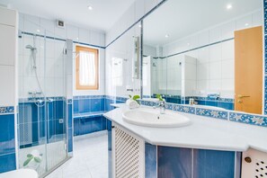 Bathtub, hair dryer, towels - House in Alcudia Aran Berna with swimming pool (Alcúdia)