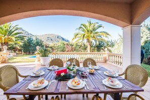 Outdoor dining - House in Alcudia Aran Berna with swimming pool (Alcúdia)