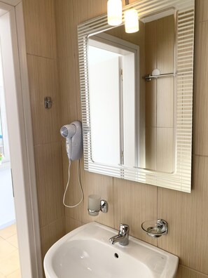 Shower - Giannis Rooms (Chora Sfakion)