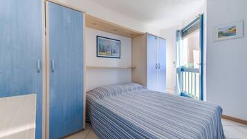 1 habitación, tabla de planchar con plancha y ropa de cama