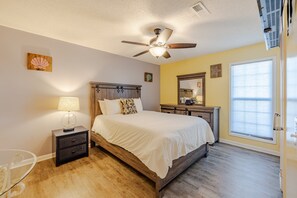 2 bedrooms, Internet - Sandy Feet Retreat Snowbird Friendly! Monthly Rates Available! (Panama City Beach)