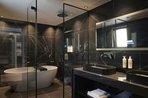 Teight Penthouse Suite | Baño | Regadera tipo lluvia y amenidades de baño de diseñador 