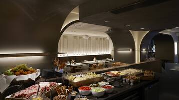 Déjeuner et dîner servis sur place, spécialités Cuisine méditerranéenne