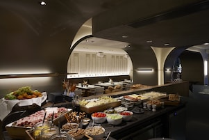 Se sirven almuerzos, cenas, brunch y cocina mediterránea