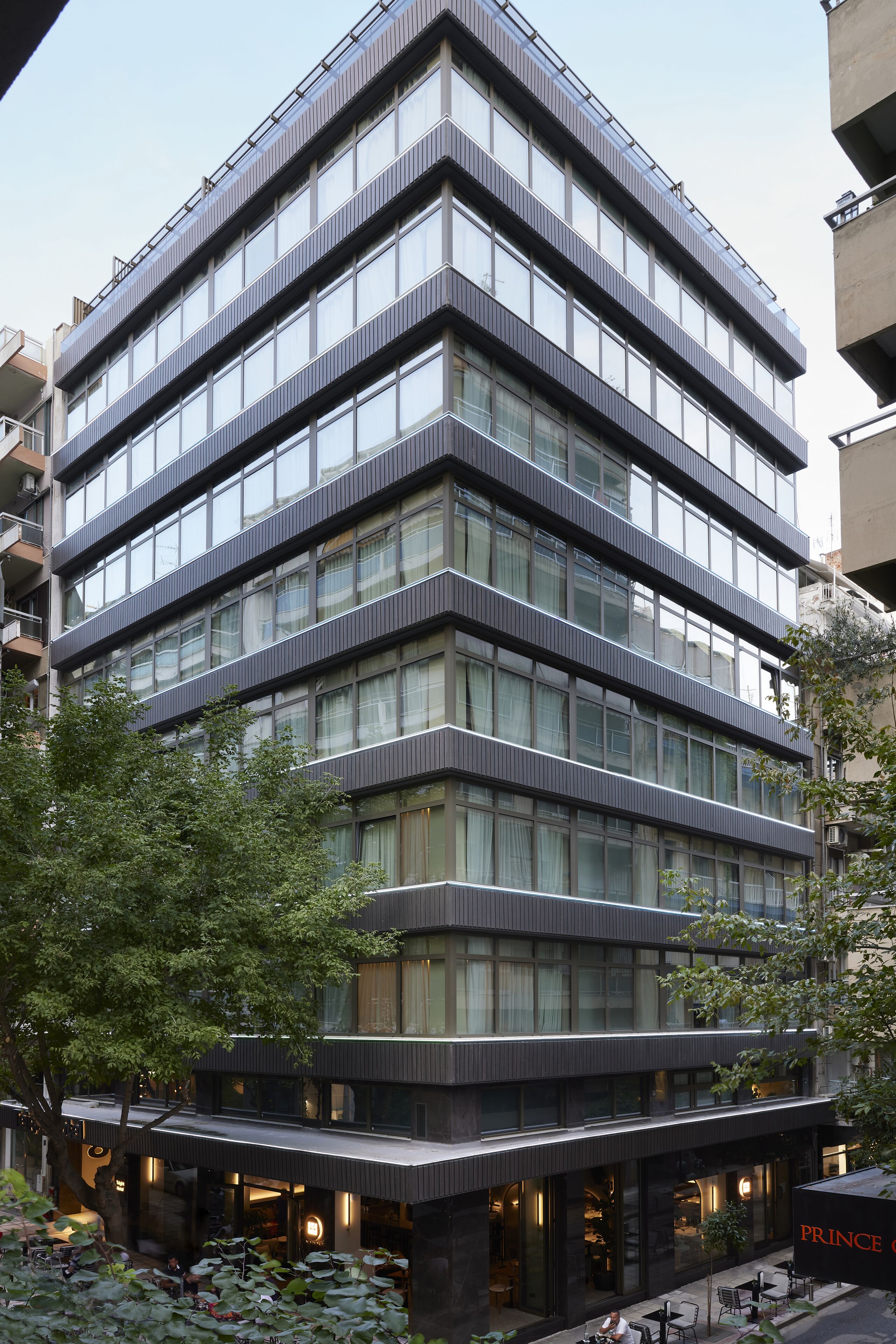 Un edificio de varios pisos con amplios ventanales y techo plano.