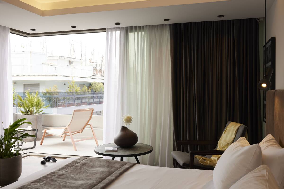 teight penthouse suite | living area | 49-inch smart tv with satellite channels, tv