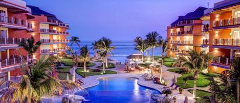 Una piscina al aire libre, una piscina climatizada