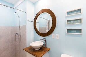 Regadera, toallas, jabón, papel de baño 