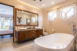 أحواض استحمام، مجففات شعر، مناشف، صابون