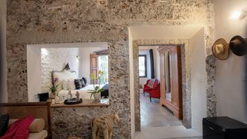 Cattleya - Master Suite King Bed | Hypo-allergenic bedding, individually decorated, individually furnished