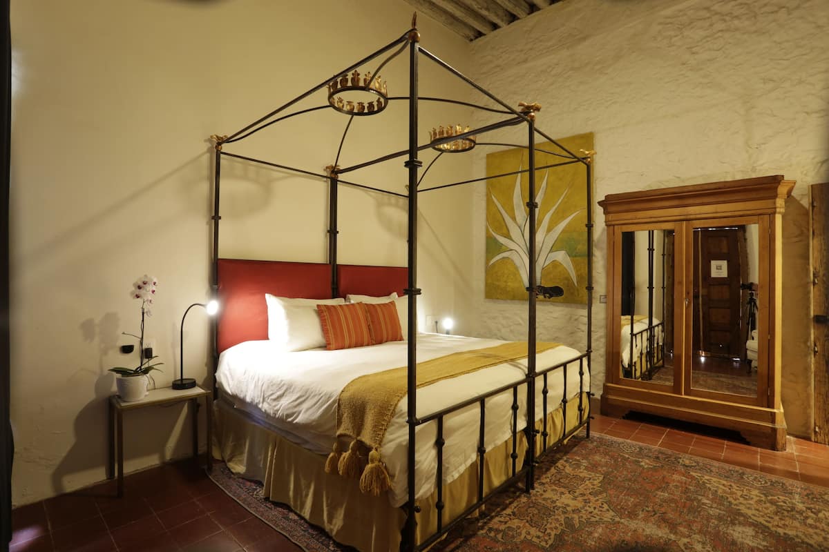 Brassia - Suite King Size Bed | Allergikerbettwaren, schallisolierte Zimmer, Bügeleisen/Bügelbrett