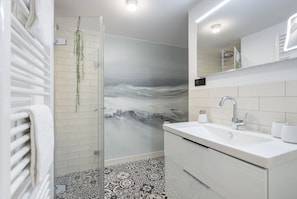 Douche, sèche-cheveux
