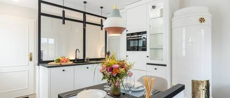 Fridge, microwave, stovetop, dishwasher