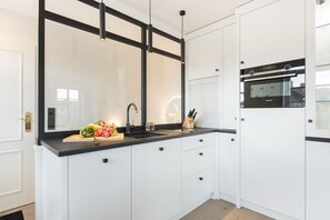 Fridge, microwave, stovetop, dishwasher