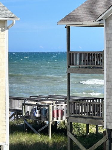 40 STEPS to the beach. 4bdrm home, dog friendly, decks, ocean views