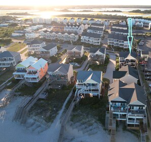 Exterior - 40 STEPS to the beach. 4bdrm home, dog friendly, decks, ocean views (Surf City)